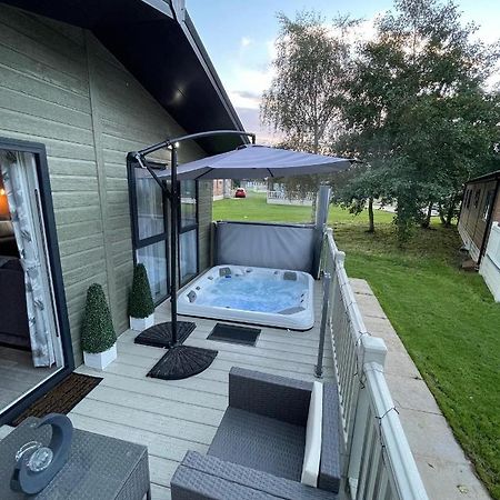 Reynards Retreat Lodge With Hot Tub Barmby on the Moor Exterior photo
