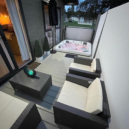 Reynards Retreat Lodge With Hot Tub Barmby on the Moor Exterior photo