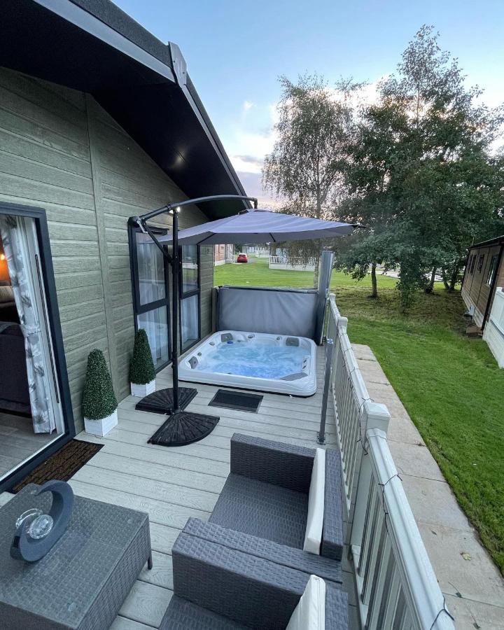 Reynards Retreat Lodge With Hot Tub Barmby on the Moor Exterior photo