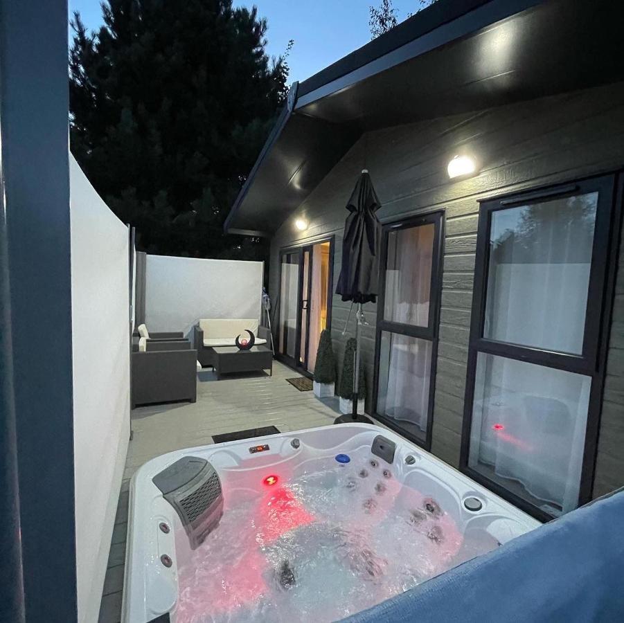 Reynards Retreat Lodge With Hot Tub Barmby on the Moor Exterior photo
