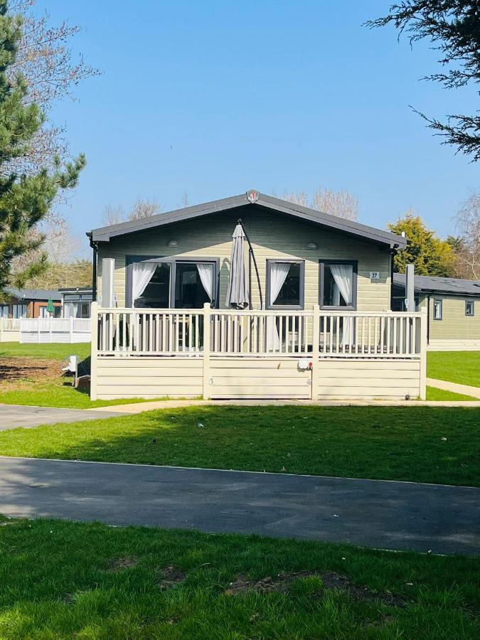 Reynards Retreat Lodge With Hot Tub Barmby on the Moor Exterior photo