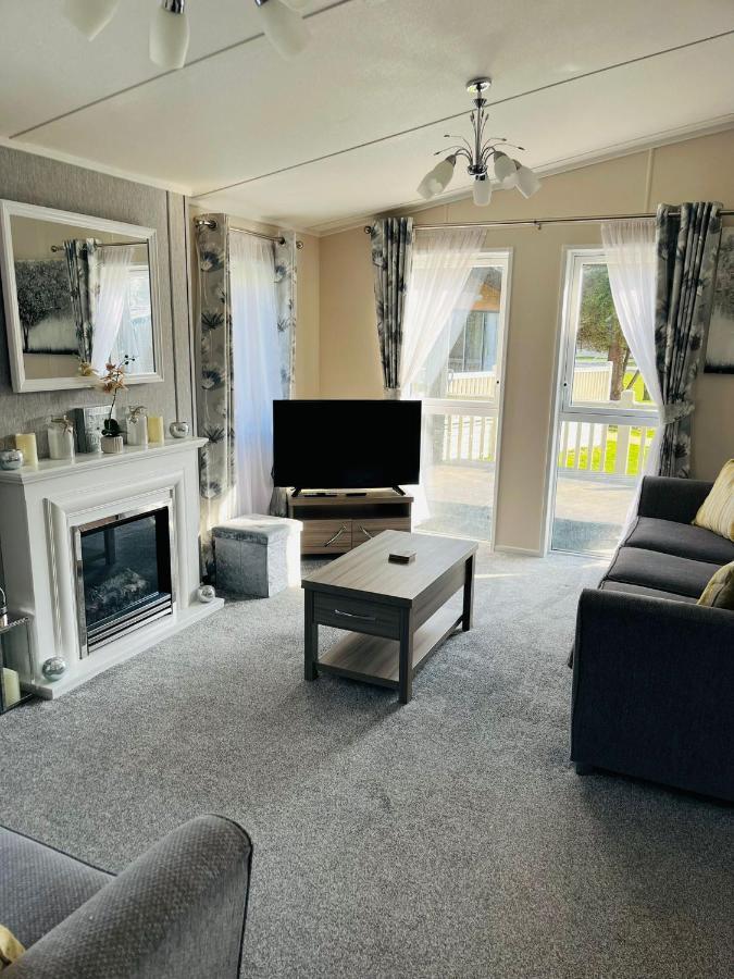 Reynards Retreat Lodge With Hot Tub Barmby on the Moor Exterior photo