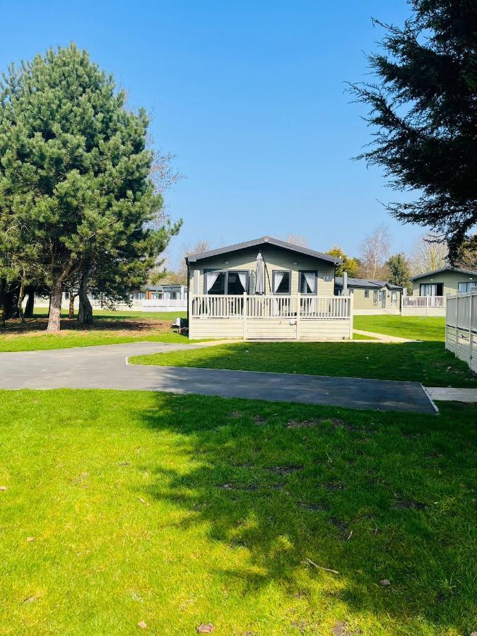 Reynards Retreat Lodge With Hot Tub Barmby on the Moor Exterior photo